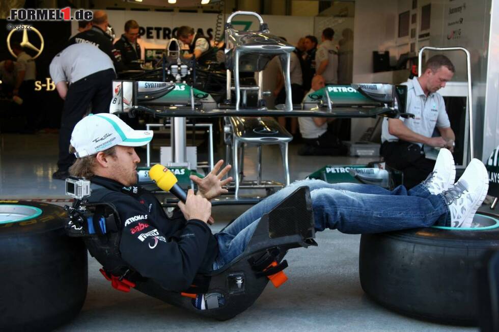 1304787645-nico-rosberg-mercedes-demonstriert-die-sitzposition-im-auto.jpg