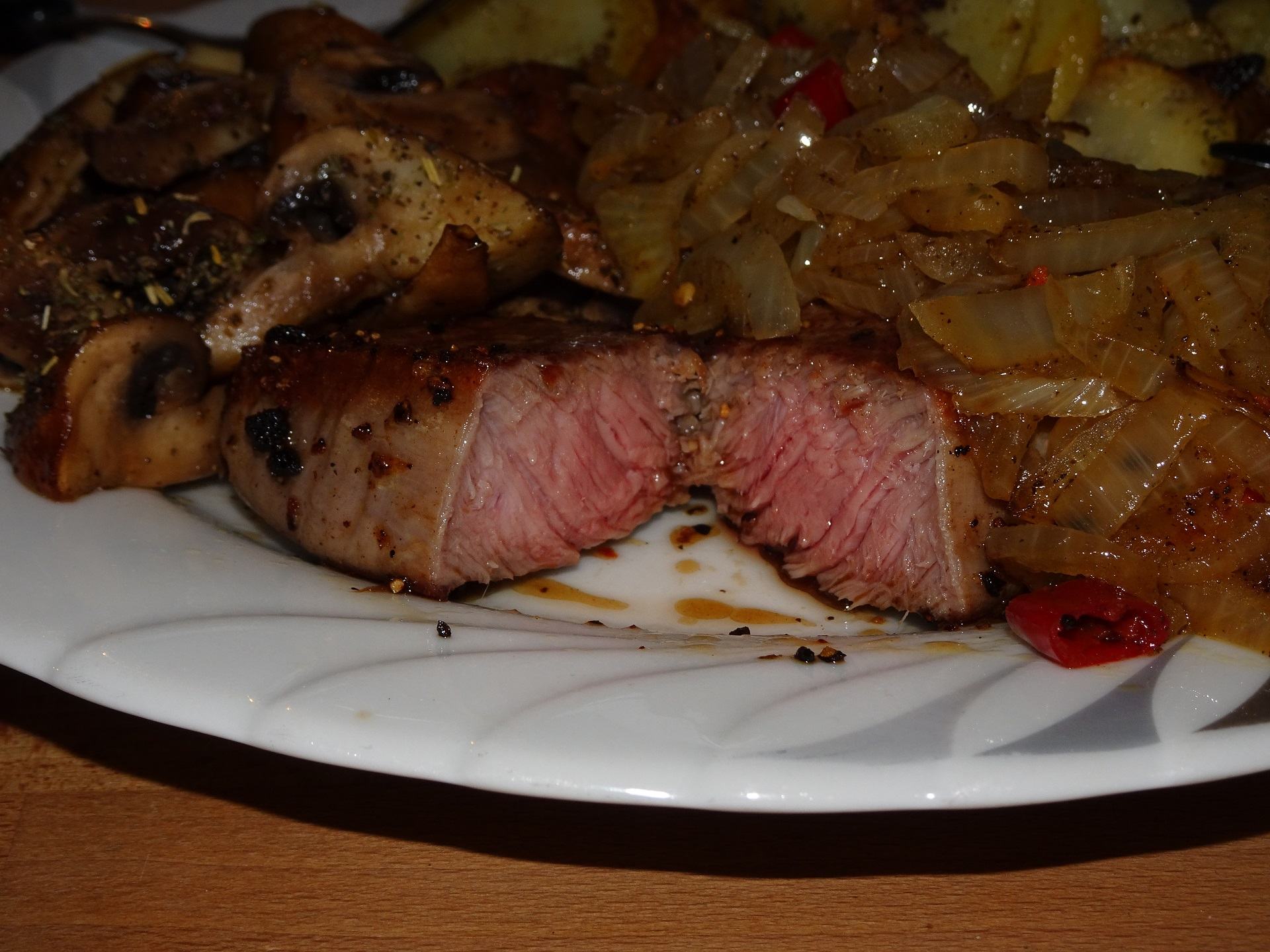 20210918 Rumpsteak Röstzwiebeln Champignons Bratkartoffeln (2).JPG