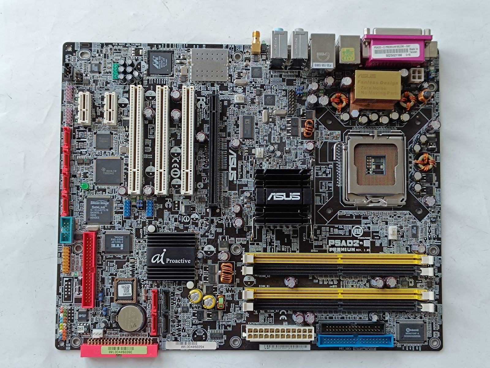 Asus P5AD2-E Premium REV. 1.05 Board 1 (1).jpg