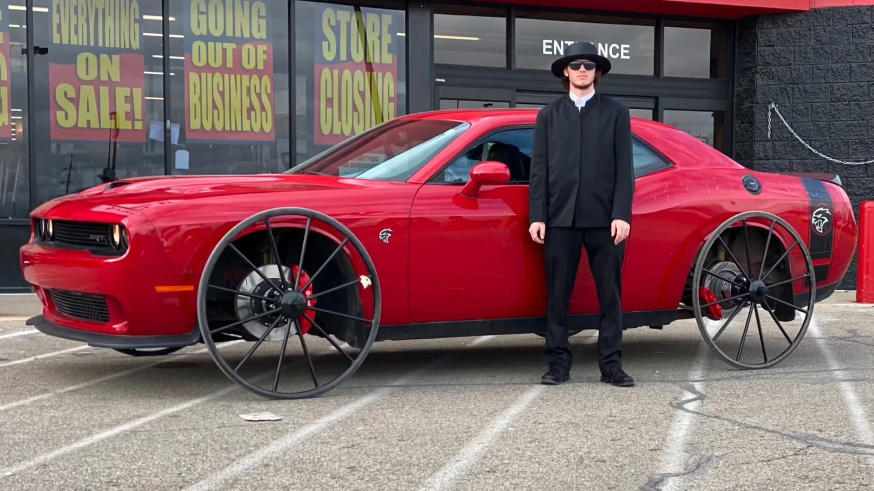 dodge-hellcat-on-horse-buggy-wheels-is-an-amish-muscle-car-does-burnouts_2.jpg