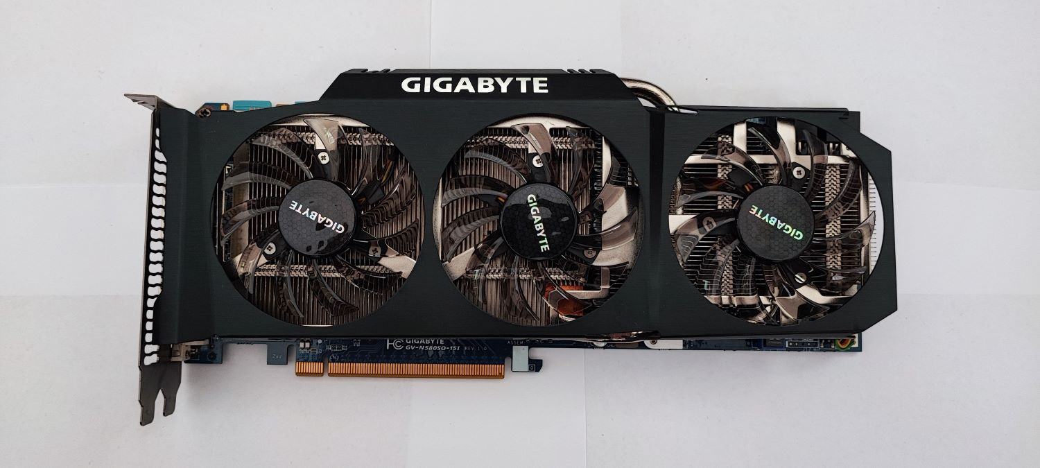 Gigabyte GTX 580 SOC Front.jpg