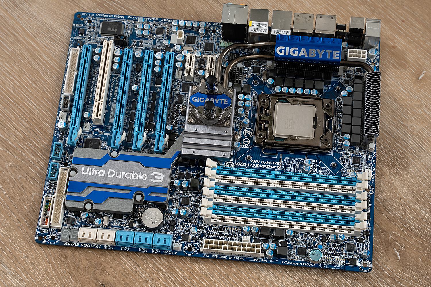 Gigabyte_X58A_UD7_komplett.jpg