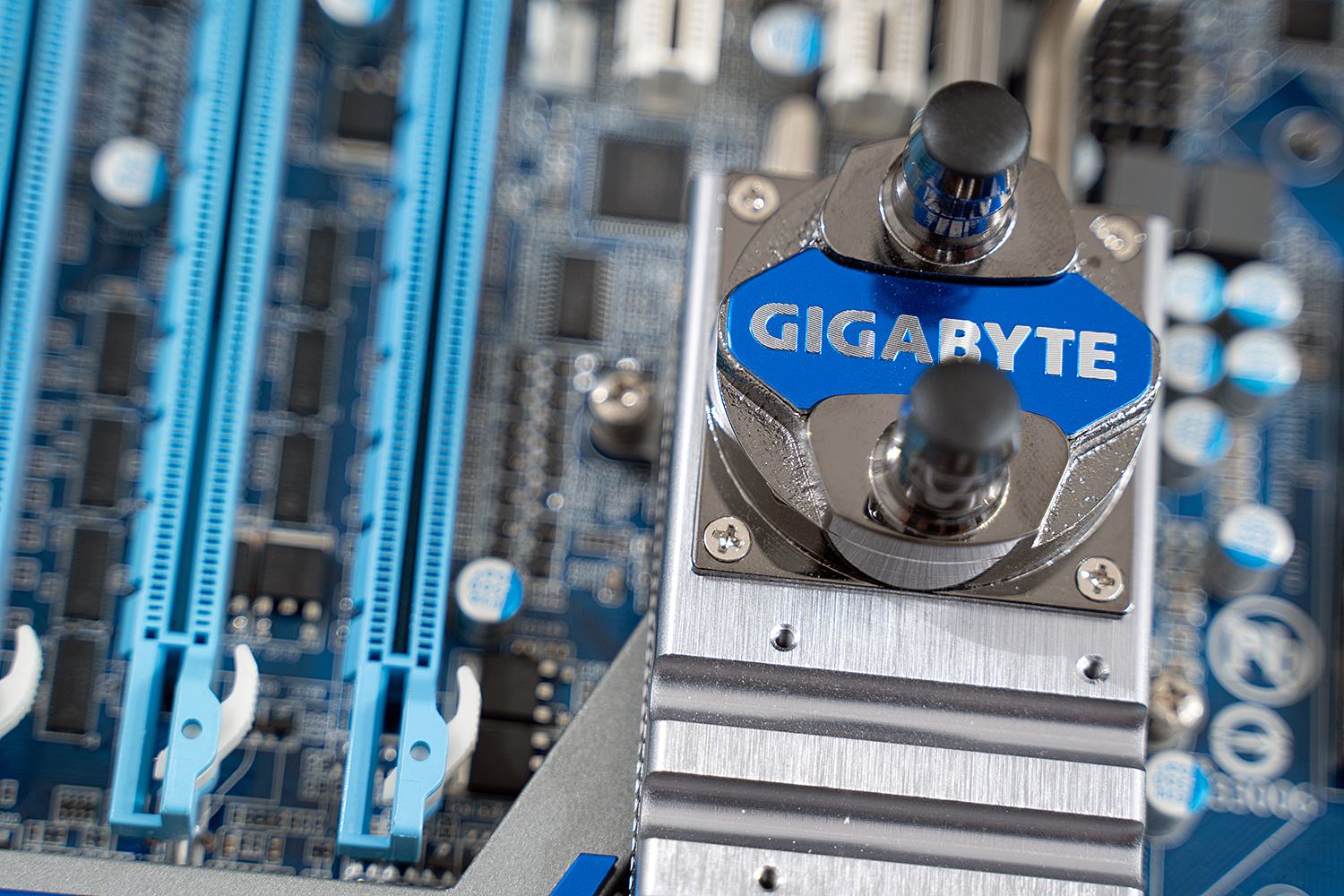 Gigabyte_X58A_UD7_NB_close.jpg