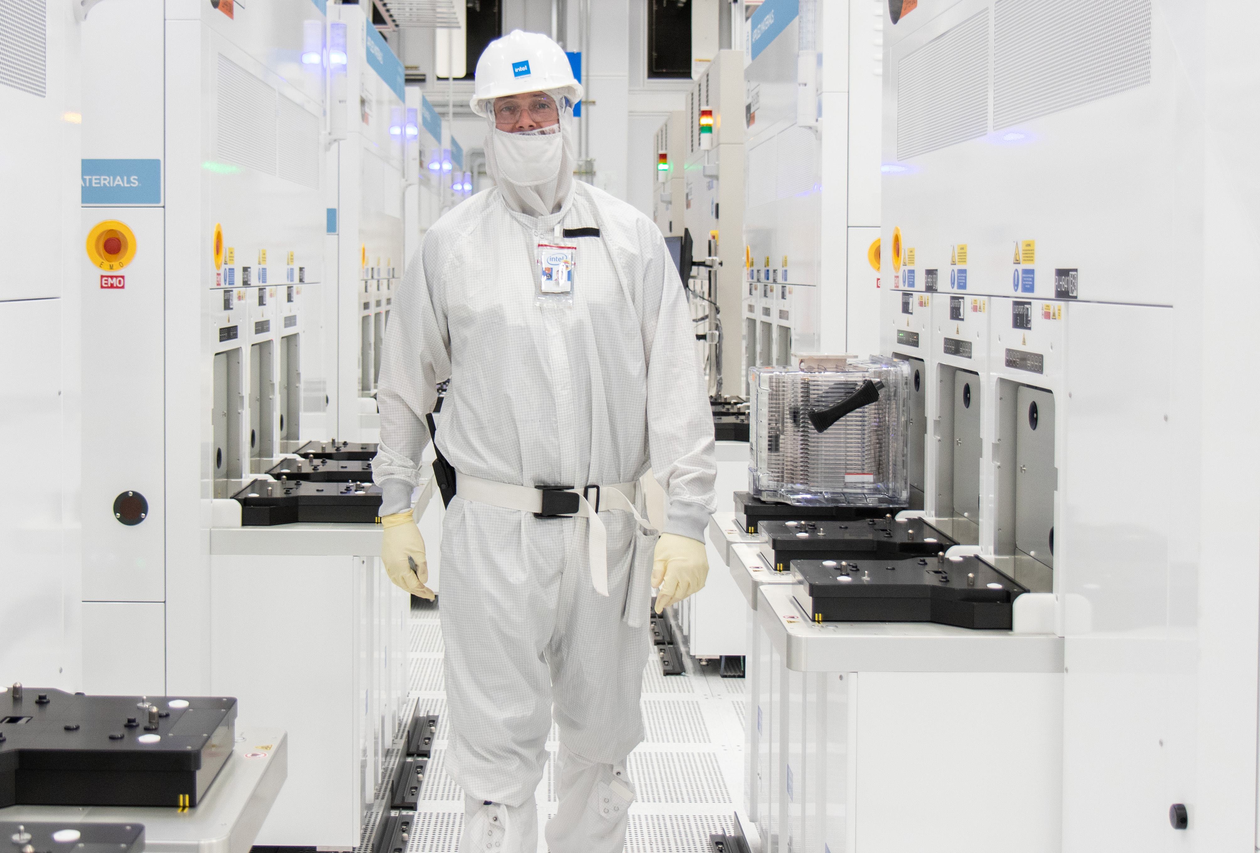 Intel-Ireland-Fab34-Cleanroom-5.jpg