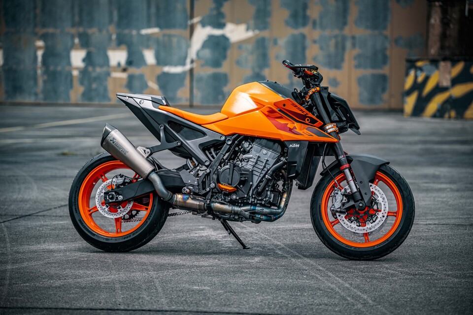 MY24KTM990DUKE_Static8.jpg