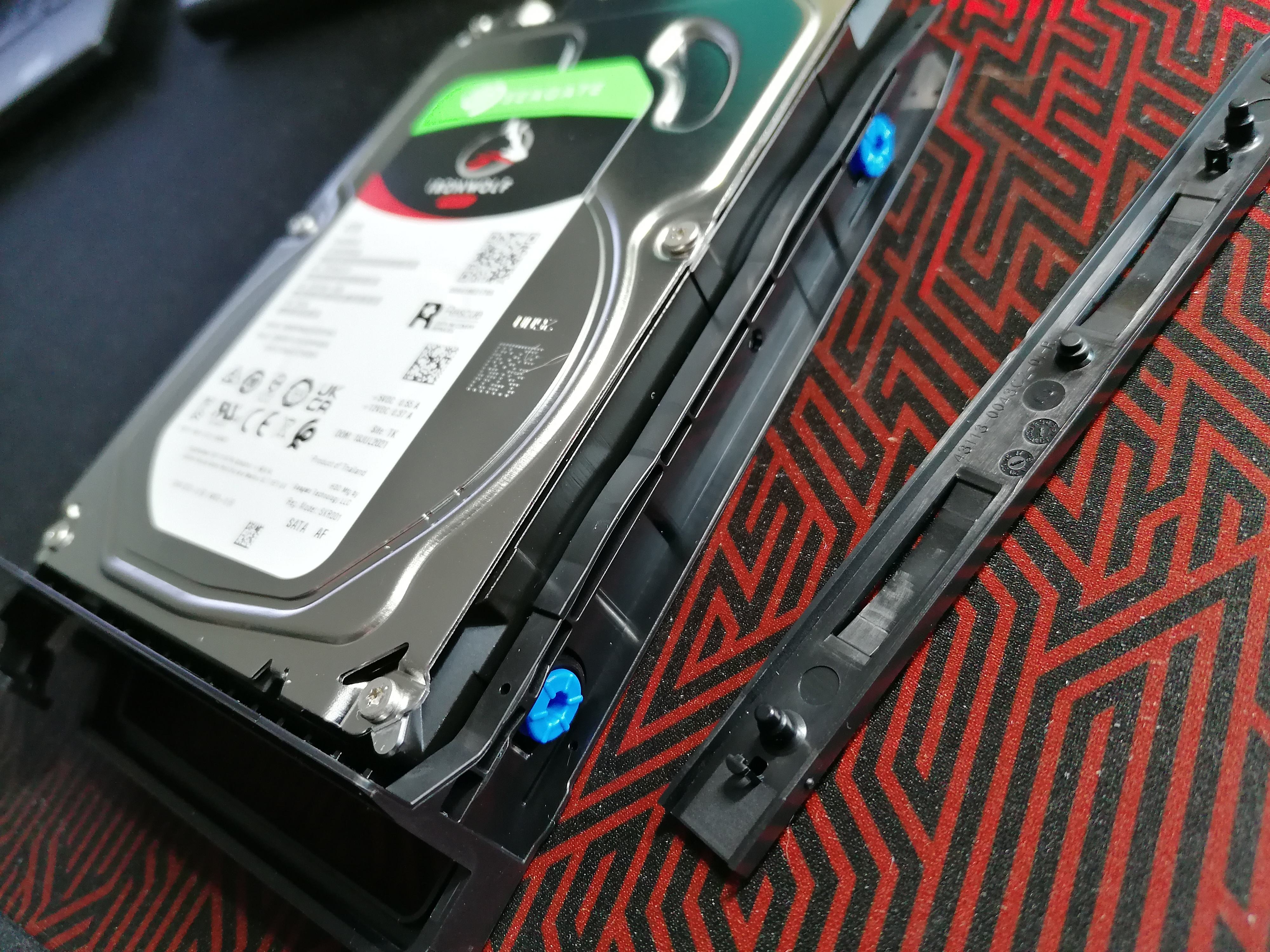 HDD im Rahmen mit Befestigungsschiene