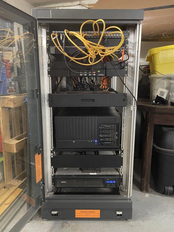 Server-Ryzen5950X-04-Serverschrank.jpg