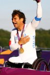 Alex-Zanardi-celebrates-his-gold-medal.jpg