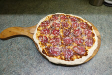 pizza-mit-sugo-parmesan-salami.JPG