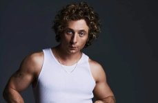 Jeremy-Allen-White-muscle (1).jpg