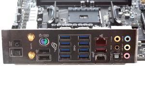 Das pre-mounted I/O-Panel beim ASUS ROG Crosshair VII Hero in der Übersicht.