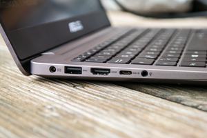 Links bietet das ZenBook UX3410U unter anderem USB Typ-C gemäß USB 3.1 Gen 1 - auf Thunderbolt 3 muss man verzichten