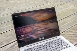 Mit bis zu 379 cd/m² ist das Display des ZenBook UX3410U in den meisten Fällen hell genug