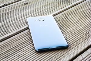 Das HTC U Play ist für die obere Mittelklasse konzipiert, folgt mit viel Glas aber dem Design des teureren U Ultra