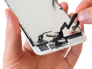 Apple iPhone 7 Plus Teardown by iFixit.