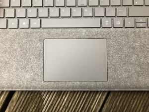 Das Touchpad des Surface Laptop ist leicht schief eingebaut, bietet aber einen hohen Bedienkomfort