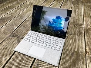 Rund 400 cd/m² in der Spitze reichen beim Microsoft Surface Laptop nicht, um Spiegelungen effektiv zu kontern