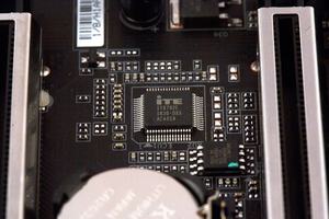 Durch diesen Controller kann das BIOS auch ohne CPU und RAM aktualisiert werden.