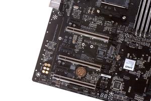 Die Erweiterungssteckplätze beim Gigabyte GA-AX370-Gaming 5 im Überblick.