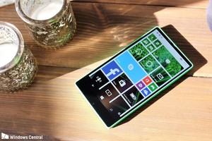 Fast ein Trendsetter: Microsofts rahmenloses Lumia 435 aus dem Jahr 2014 zeigt sich erstmals