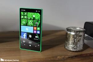 Fast ein Trendsetter: Microsofts rahmenloses Lumia 435 aus dem Jahr 2014 zeigt sich erstmals