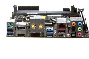 Das I/O-Panel beim Supermicro C7Z370-CG-IW in der Übersicht.