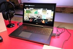 Das Dell Inspiron Gaming 15 kommt im typischen Gaming-Look daher, wirkt aber hochwertiger als manch teurerer Konkurrent