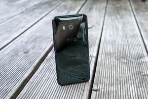 Auch beim U11 setzt HTC auf das Anfang 2017 vorgestellte Liquid-Surface-Design mit viel Glas