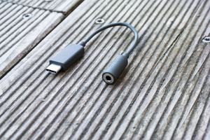 HTC liefert das U11 mit einem Adapter für Kopfhörer mit 3,5-mm-Klinke aus, der über einen eigenen DAC verfügt