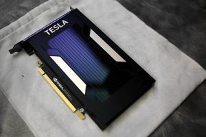 Drei Modelle der Tesla V100