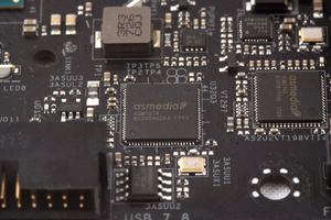 Zweimal der ASM3142 und der ASM1074 erweitern die USB-Anschlüsse.