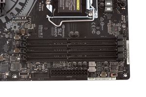 Unter den DIMM-Slots hat ASRock einen USB-3.1-Gen2-Header und einen XMP-Schalter integriert.