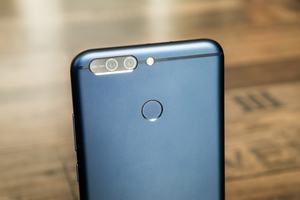 Die Rückseite des Honor 8 Pro fällt schlicht aus, nur Fingerabdrucksensor und Kamera sorgen für optische Abwechslung