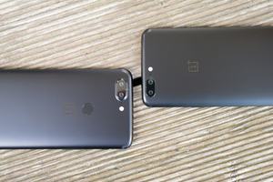 Auch das OnePlus 5T (links) setzt auf eine Dual-Kamera, zwischen Tele und Weitwinkel wird aber nicht mehr unterschieden