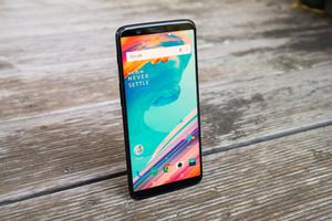 Das Optic-AMOLED-Display des OnePlus 5T bringt es auf 6,01 Zoll und FHD+-Auflösung