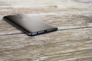 Die Ausstattung des OnePlus 5T ist umfangreich, erneut verbirgt sich hinter der Typ-C-Buchse aber nur USB 2.0