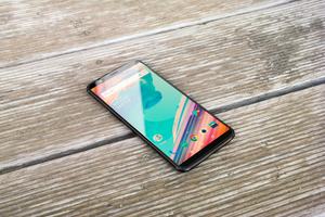 Das neue Display steht dem OnePlus 5T, aber nicht nur deshalb gehört es zu den besten Smartphones des Jahres 2017