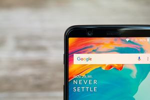 OnePlus 5T: Das Display nimmt etwa 80 % der Front ein, die Pixel-Dichte ist trotz Pentile-Matrix hoch genug