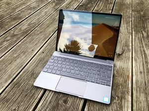 Im Freien kommt das Display des Huawei MateBook X an seine Grenzen, rund 400 cd/m² sind nicht immer genug