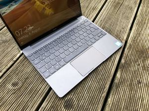 Das PCM-basierte Kühlsystem im Huawei MateBook X kann man weder sehen noch hören, allenfalls die Oberflächentemeperaturen geben einen Hinweis darauf