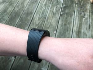 Die schwarze Version der Samsung Gear Fit2 Pro wird mit schlichtem Elastomer-Armband ausgeliefert