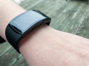 Neu ist der Wasserschutz gemäß 5 ATM, den man der Samsung Gear Fit2 Pro aber nicht ansieht