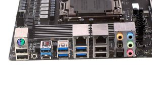 Das I/O-Panel beim MSI X99A Workstation.