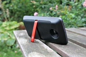 Mit dem integrierten Standfuß kann das Moto Z einfach aufgestellt werden