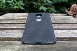 Hinter der einfach austauschbaren Rückseite versteckt sich Qualcomms Snapdragon 820, der im Moto Z nicht seine maximale Leistung bietet