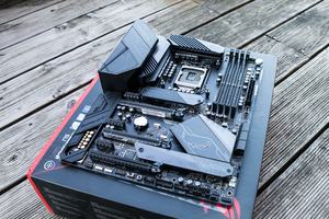 Das ASUS ROG Maximus XI Hero (Wi-Fi) basiert auf Intels Chipsatz Z390 und bietet somit die besten Voraussetzungen für Overclocking