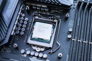 Gutes Gespann: Das ASUS ROG Maximus XI Hero (Wi-Fi) bietet zahlreiche Overclocking-Funktionen ist für den Core i9-9900K optimiert