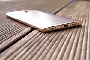 Wie schon im P9 Plus bietet Huawei auch im Mate 9 zwei Lautsprecher, die je nach Ausrichtung unterschiedliche Aufgaben erfüllen