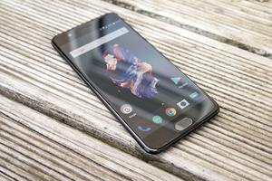 Angeboten wird das OnePlus 54 mit 6 oder 8 GB RAM und 64 oder 128 GB internem Speicher - verlangt werden 499 oder 559 Euro