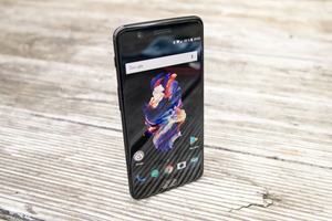 Das Display nimmt 73 % der Front ein, einen besonderen Schutz vor Wasser und Schutz bietet das OnePlus 5 nicht